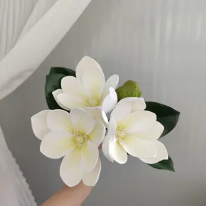Gros plan sur un bouquet de magnolias blancs artificiels, matière EVA douce, pétales détaillés