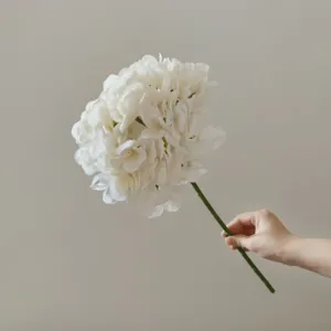 Dettaglio del fiore di ortensia artificiale singolo, fiore di seta bianca per la casa.