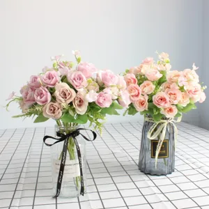 Bouquet di rose artificiali finte rose in vaso di vetro per decorazione tavola