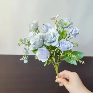 Bouquet di rose blu artificiali fiori di seta per decorazione tavolo casa festa.