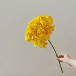 Dettaglio fiore ortensia giallo artificiale, singolo stelo finto per decorazione casa.