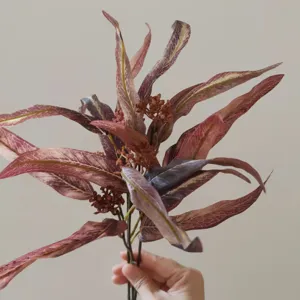 Ramo di eucalipto artificiale con bacche, pianta finta autunnale per la decorazione della casa.