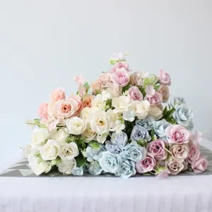 Bouquet di rose in seta artificiale per decorazione tavola e casa vista dettaglio.