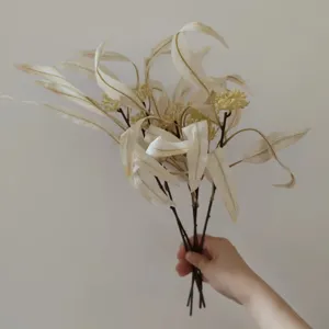 Ramo di eucalipto artificiale con piccoli frutti, stile autunnale, perfetta decorazione.