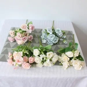 Bouquet di rose artificiali per la decorazione della tavola da pranzo del soggiorno