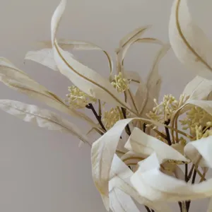 Ramo di eucalipto artificiale con semi, pianta finta bianca per decorazioni domestiche e matrimonio.
