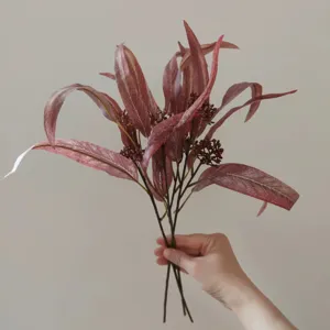 Ramo di eucalipto artificiale con bacche per decorazione domestica e matrimonio elegante.