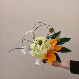 Gros plan détaillé du bouquet de fleurs artificielles créatif noué à la main pour mariage et photos.