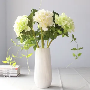 Bouquet di fiori di ortensia artificiale in seta in vaso di ceramica bianca decoro.