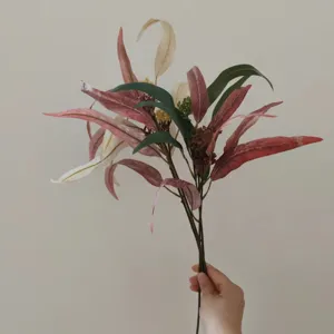 Primo piano di foglie di eucalipto artificiali, ramo autunnale per decorazioni.