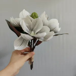 Vue rapprochée et détaillée du bouquet de magnolias EVA à 4 têtes, fleur artificielle.