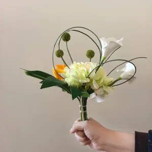 Bouquet de fleurs artificielles noué à la main pour décoration de table de mariage à la maison.