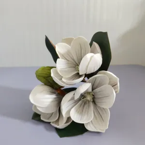 Vue détaillée du bouquet de fleurs de magnolia artificielles en EVA avec des pétales réalistes.