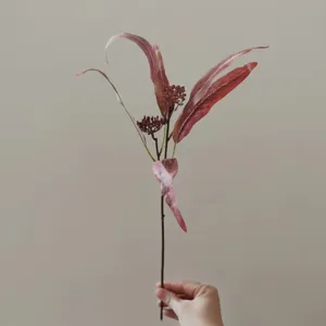 Ramo di eucalipto artificiale con foglie autunnali e bacche per decorazione casa.