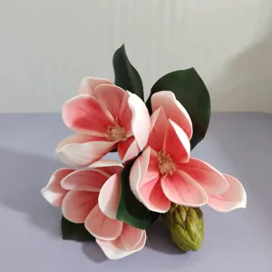 Vue détaillée du bouquet de fleurs de magnolia EVA à 4 têtes avec une texture réaliste.