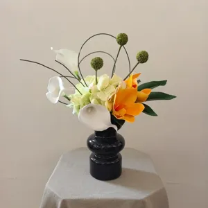 Bouquet de fleurs artificielles de luxe créatif dans un vase noir décoration de table de mariage