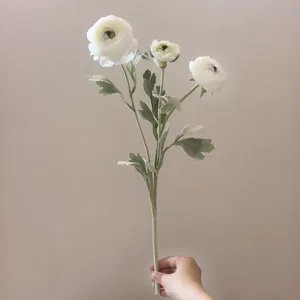 Fiore di seta in velluto di ranuncolo artificiale a 3 teste di alta qualità per la casa.