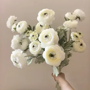 Bouquet di fiori artificiali ranuncoli bianchi in seta per decorazione matrimonio