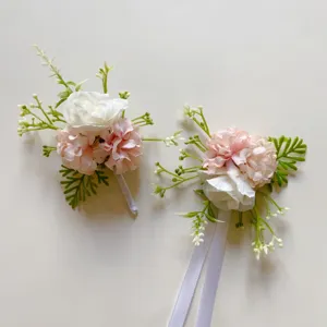 Nahaufnahme von rosa und weißen künstlichen Blumen Ansteckblume mit grünen Blättern.