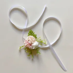 Detailansicht des rosa künstlichen Korsetts mit weißem Band, zartes florales Design.