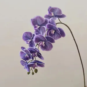 Ramo di orchidea phalaenopsis artificiale viola realistica per decorazione vista dettaglio