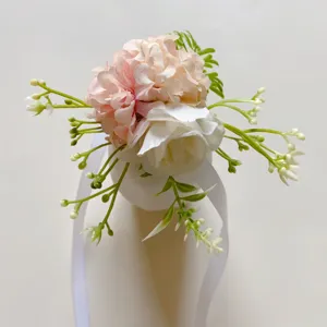 Detailansicht des künstlichen Blumen-Handgelenkskorsetts in Rosa-Weiß, elegante Bänder.