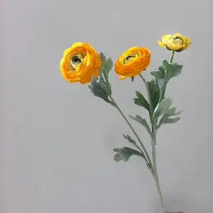 Primo piano dettagliato della testa di ranuncolo artificiale giallo, design in seta.