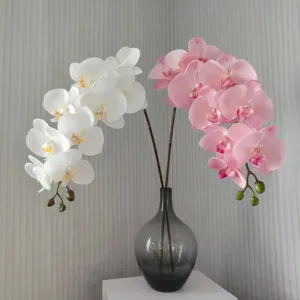 Dettaglio dell'orchidea Phalaenopsis artificiale idratante per la decorazione domestica.