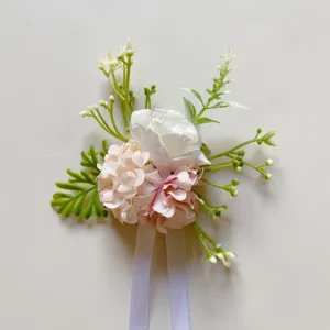 Rosa künstliche Korsage Handgelenkblume Detail, ideal für Hochzeit und Event Fotografie.