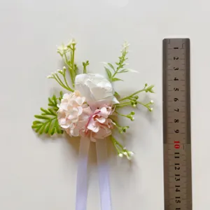 Rosa weiße künstliche Blumen Korsage Detailansicht, Hochzeit Abschlussball Party Accessoire.