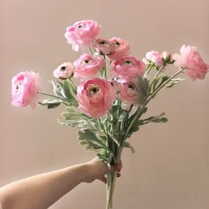 Vista dettagliata di un bouquet di ranuncoli rosa artificiali, fiori di seta per casa.