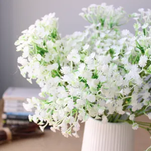 Fiore artificiale bianco di gipsofila in primo piano, ideale per foto e decorazioni.