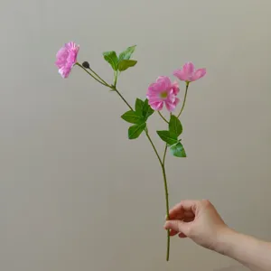 Detailansicht künstlicher rosa Blumenzweig, ideal für DIY-Bastelarbeiten und Dekorationen.