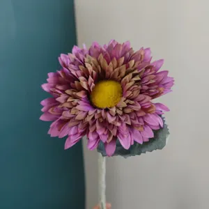 Primer plano de girasol artificial, cabeza de flor de felpa morada, decoración realista.