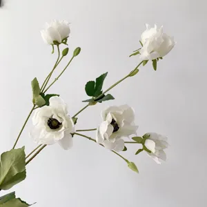 Vista dettagliata di fiori artificiali in seta di anemone bianco a teste multiple.