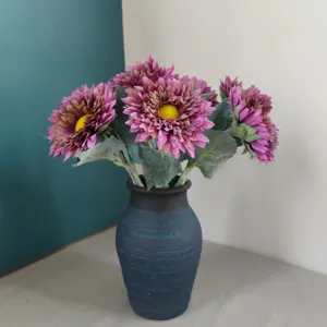 Ramo de girasoles artificiales en jarrón azul oscuro, flores de seda morada para decoración del hogar.