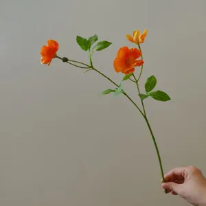 Künstlicher Ranunkel Blumen Zweig Detailansicht, ideal für DIY Handwerk und Dekorationen.