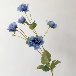 Dettaglio fiore di seta anemone blu artificiale, stelo floreale multitesta con foglie verdi.