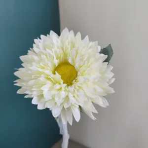 Primer plano de flor artificial de seda blanca con centro amarillo, hermosa decoración.