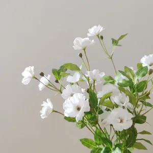 Exquisite weiße künstliche Seidenblumen für DIY Haarschmuck und schöne Dekoration.