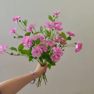 Künstlicher rosa Seidenblumenstrauß aus Ranunkeln für DIY Haarnadeln und Raumdekoration.