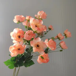 Dettaglio bouquet di fiori artificiali in seta, anemone rosa per matrimonio e casa.