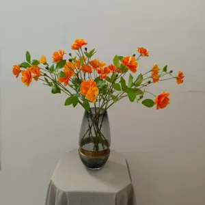 Künstliche orangefarbene Ranunkelblüte Detailansicht, schöne Seidenblumen für Innendekoration.
