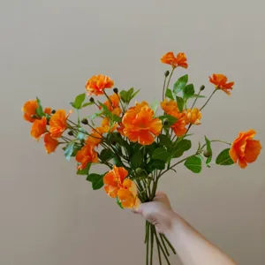 Künstlicher oranger Hahnenfuß Blumenstrauß Seidenblumen Gesteck für DIY Deko und Basteln.