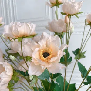 Vista ravvicinata dettagliata di fiore di anemone in seta artificiale champagne