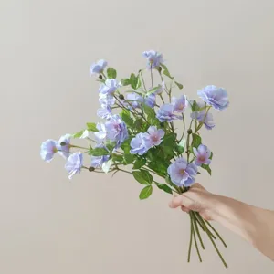 Nahaufnahme des hellblauen künstlichen Ranunkeln Blumenstraußes für DIY-Basteln und Dekoration.