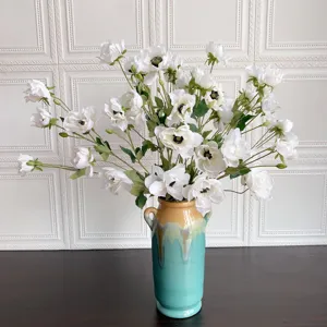 Primo piano dettagliato di un bouquet di fiori di anemone artificiale bianco in vaso.