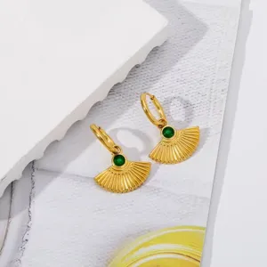Detailfoto van elegante, vergulde waaier vormige oorbellen met groene zirkonia stenen.