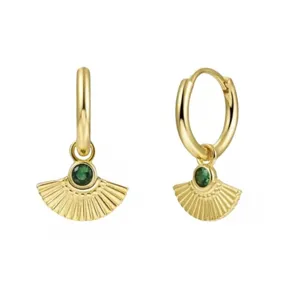 Elegante gouden oorbellen met groene zirkoon waaierhangers voor dames modieuze stijl.