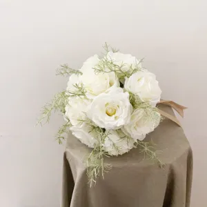 Bouquet de mariée de roses artificielles blanches avec feuillage vert et ruban pour mariage et photo